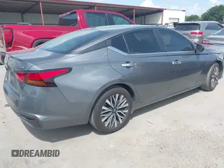 2024 Nissan Altima SV z VIN 1N4BL4DV4RN322031, wystawiony jako IAAI lot #42503600 z przebiegiem 42 521 mil mil oraz . Historia ofert i sprzedaży dostępna na DreamBid. Obrazek 4.