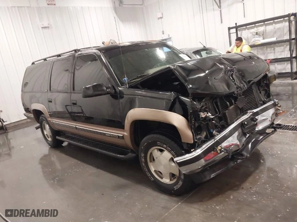 1996 GMC Suburban with VIN 1GKFK16R5TJ721935, listed as a IAAI auction lot 41389890 with 189,243 mi miles. Bid and sale history available at carsss.com. Image 1.