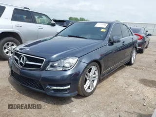 2013 Mercedes-Benz C 250 Sport z VIN WDDGF4HB5DA781713, wystawiony jako IAAI lot #42109186 z przebiegiem 142 167 mil mil oraz . Historia ofert i sprzedaży dostępna na DreamBid. Obrazek 2.