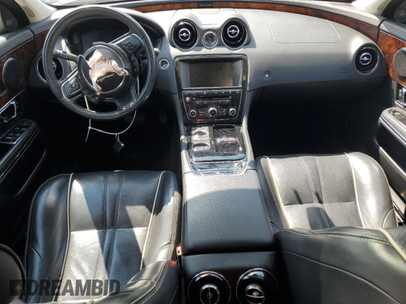 2016 Jaguar XJ R-Sport z VIN SAJWJ1CD8G8V95608, wystawiony jako Copart lot #59103615 z przebiegiem 119 066 mil mil oraz Szkoda całkowita • Salvage title. Historia ofert i sprzedaży dostępna na DreamBid. Obrazek 8.