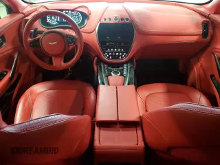 2023 Aston Martin DBX z VIN SD7VUJAW3PTV08474, wystawiony jako Copart lot #66961574 z przebiegiem 3449 mil mil oraz Szkody całkowita. Historia ofert i sprzedaży dostępna na DreamBid. Obrazek 8.