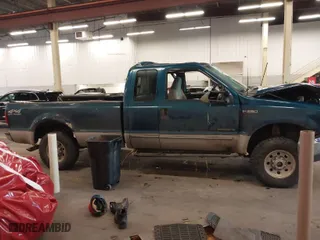 2000 Ford Super Duty F-250 XL with VIN 1FTNX21F5YEE22098, listed as a IAAI auction lot 40899007 with 254,361 mi miles. Bid and sale history available at carsss.com. Image 14.