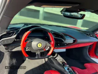 2021 Ferrari SF90 z VIN ZFF95NLA4M0265120, wystawiony jako Copart lot #55701215 z przebiegiem 5000 mil mil oraz Szkody całkowita. Historia ofert i sprzedaży dostępna na DreamBid. Obrazek 9.