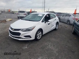 2018 Chevrolet Cruze LT z VIN 3G1BE6SMXJS634142, wystawiony jako IAAI lot #42042537 z przebiegiem 103 564 mil mil oraz . Historia ofert i sprzedaży dostępna na DreamBid. Obrazek 2.