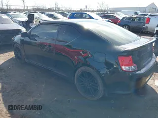 2012 Scion tC z VIN JTKJF5C79C3025063, wystawiony jako IAAI lot #41679076 z przebiegiem 153 272 mil mil oraz . Historia ofert i sprzedaży dostępna na DreamBid. Obrazek 3.