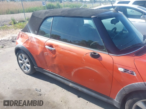 2005 MINI Convertible S z VIN WMWRH33525TF83816, wystawiony jako IAAI lot #42359592 z przebiegiem 137 013 mil mil oraz . Historia ofert i sprzedaży dostępna na DreamBid. Obrazek 6.