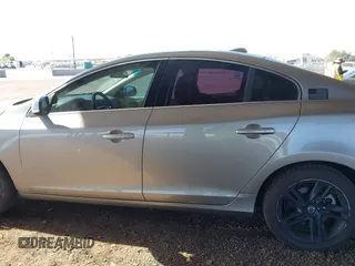 2015 Volvo S60 T5 Drive-E Premier z VIN YV140MFB3F1311727, wystawiony jako IAAI lot #41657590 z przebiegiem 117 794 mil mil oraz . Historia ofert i sprzedaży dostępna na DreamBid. Obrazek 15.