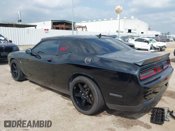 2016 Dodge Challenger R/T Scat Pack z VIN 2C3CDZFJ3GH334930, wystawiony jako IAAI lot #41872373 z przebiegiem 146 937 mil mil oraz . Historia ofert i sprzedaży dostępna na DreamBid. Obrazek 3.