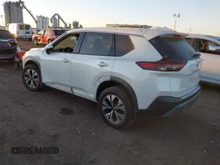 2021 Nissan Rogue SV z VIN 5N1AT3BB5MC755558, wystawiony jako IAAI lot #40766170 z przebiegiem 48 365 mil mil oraz . Historia ofert i sprzedaży dostępna na DreamBid. Obrazek 3.