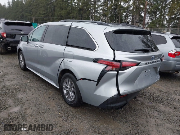 2021 Toyota Sienna XLE with VIN 5TDJSKFC8MS037697, listed as a IAAI auction lot 41711070 with 29,198 mi miles. Bid and sale history available at carsss.com. Image 3.