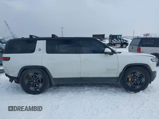 2023 Rivian R1S Adventure z VIN 7PDSGABA9PN015327, wystawiony jako IAAI lot #41484133 z przebiegiem Nie podano mil oraz . Historia ofert i sprzedaży dostępna na DreamBid. Obrazek 14.