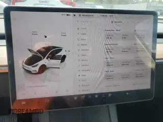 2024 Tesla Model Y Long Range z VIN 7SAYGAEE8RF211702, wystawiony jako Copart lot #58569035 z przebiegiem 8 797 mil mil oraz Szkoda całkowita • Salvage title. Historia ofert i sprzedaży dostępna na DreamBid. Obrazek 9.