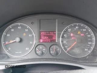 2008 Volkswagen Jetta SE z VIN 3VWRM71K98M091991, wystawiony jako IAAI lot #42550309 z przebiegiem 136 264 mil mil oraz . Historia ofert i sprzedaży dostępna na DreamBid. Obrazek 7.