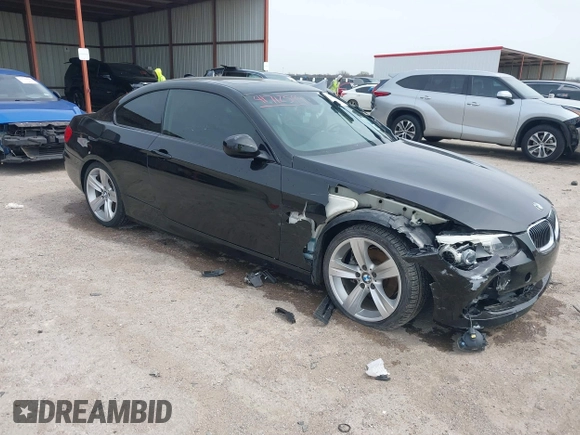 2011 BMW 3 Series 328i z VIN WBAKE5C52BE429545, wystawiony jako IAAI lot #41712599 z przebiegiem 67 746 mil mil oraz . Historia ofert i sprzedaży dostępna na DreamBid. Obrazek 1.