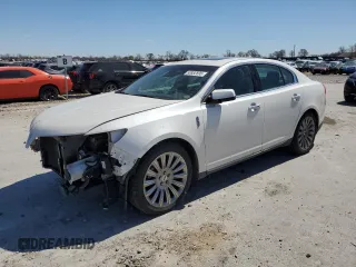 2015 Lincoln MKS z VIN 1LNHL9DK7FG605218, wystawiony jako Copart lot #50882695 z przebiegiem 160 907 mil mil oraz Szkoda całkowita • Salvage title. Historia ofert i sprzedaży dostępna na DreamBid. Obrazek 1.