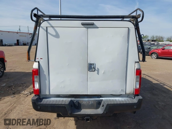 2018 Ford F-250 XL z VIN 1FTBF2A60JEC83073, wystawiony jako IAAI lot #41897105 z przebiegiem 115 228 mil mil oraz . Historia ofert i sprzedaży dostępna na DreamBid. Obrazek 16.