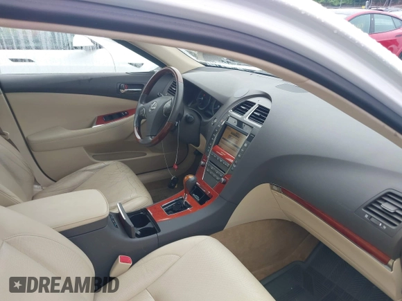 2012 Lexus ES 330 z VIN JTHBK1EG6C2490871, wystawiony jako IAAI lot #42508216 z przebiegiem 131 468 mil mil oraz . Historia ofert i sprzedaży dostępna na DreamBid. Obrazek 5.