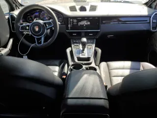 2020 Porsche Cayenne z VIN WP1AA2AY5LDA07202, wystawiony jako Copart lot #53553675 z przebiegiem 40 753 mil mil oraz Szkoda całkowita • Salvage title. Historia ofert i sprzedaży dostępna na DreamBid. Obrazek 8.