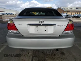 2005 Toyota Camry STD z VIN 4T1BE32K25U946848, wystawiony jako Copart lot #50825945 z przebiegiem 271 622 mil mil oraz Czysty tytuł • Clean title. Historia ofert i sprzedaży dostępna na DreamBid. Obrazek 6.