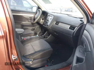2014 Mitsubishi Outlander SE z VIN JA4AZ3A31EZ008884, wystawiony jako IAAI lot #41825440 z przebiegiem 171 232 mil mil oraz . Historia ofert i sprzedaży dostępna na DreamBid. Obrazek 5.