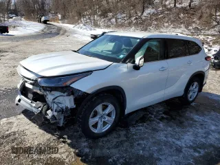 2022 Toyota Highlander LE z VIN 5TDBZRBHXNS251845, wystawiony jako Copart lot #45867085 z przebiegiem 50 472 mil mil oraz Szkoda całkowita • Salvage title. Historia ofert i sprzedaży dostępna na DreamBid. Obrazek 1.