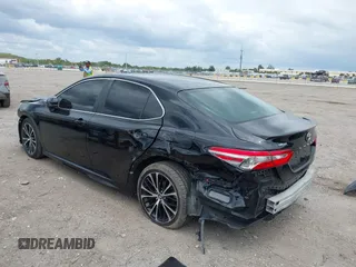 2018 Toyota Camry LE z VIN 4T1B11HK6JU158382, wystawiony jako IAAI lot #42185532 z przebiegiem 94 802 mil mil oraz . Historia ofert i sprzedaży dostępna na DreamBid. Obrazek 3.
