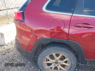 2016 Jeep Cherokee Latitude z VIN 1C4PJMCB6GW335111, wystawiony jako IAAI lot #41993373 z przebiegiem 205 449 mil mil oraz . Historia ofert i sprzedaży dostępna na DreamBid. Obrazek 6.