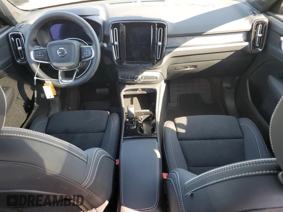 2024 Volvo XC40 Plus z VIN YV4ER3XL8R2244524, wystawiony jako Copart lot #67771074 z przebiegiem 1 357 mil mil oraz Czysty tytuł • Clean title. Historia ofert i sprzedaży dostępna na DreamBid. Obrazek 8.