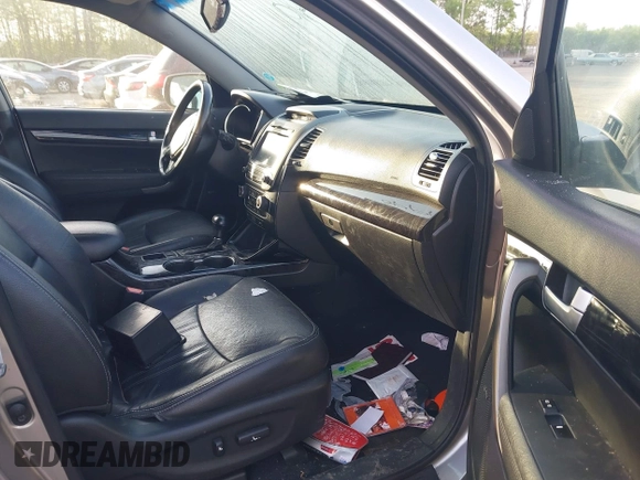 2014 Kia Sorento LX with VIN 5XYKTDA67EG489525, listed as a IAAI auction lot 42121940 with 180,281 mi miles. Bid and sale history available at carsss.com. Image 5.