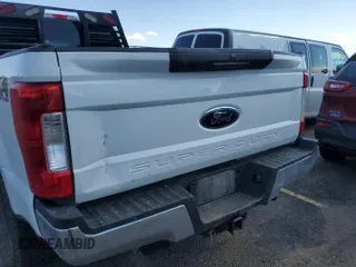 2018 Ford F-250 XL with VIN 1FT7W2BT1JEB88967, listed as a IAAI auction lot 42743495 with 215,105 mi miles and . Bid and sale history available at DreamBid. Image 4.