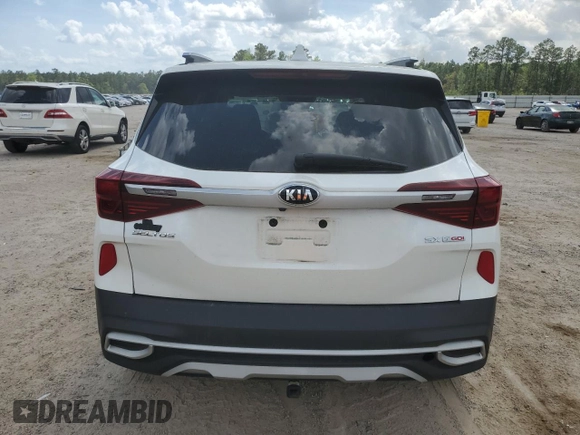 2021 Kia Seltos SX z VIN KNDETCA22M7082096, wystawiony jako Copart lot #51905735 z przebiegiem 44 259 mil mil oraz Szkoda całkowita • Salvage title. Historia ofert i sprzedaży dostępna na DreamBid. Obrazek 6.