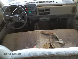 1993 Chevrolet Suburban z VIN 1GNGK26K8PJ352462, wystawiony jako Copart lot #76616364 z przebiegiem 147 505 mil mil oraz Czysty tytuł • Clean title. Historia ofert i sprzedaży dostępna na DreamBid. Obrazek 8.