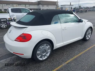 2013 Volkswagen Beetle 2.5L z VIN 3VW5P7AT9DM825439, wystawiony jako IAAI lot #41760907 z przebiegiem 53 649 mil mil oraz . Historia ofert i sprzedaży dostępna na DreamBid. Obrazek 4.