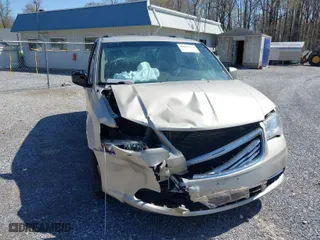 2015 Chrysler Town & Country Touring with VIN 2C4RC1BG7FR672781, listed as a IAAI auction lot 40053119 with 172,696 mi miles. Bid and sale history available at carsss.com. Image 6.