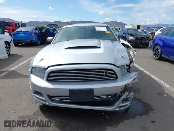 2013 Ford Mustang V6 z VIN 1ZVBP8AM2D5262788, wystawiony jako IAAI lot #41782437 z przebiegiem 54 013 mil mil oraz . Historia ofert i sprzedaży dostępna na DreamBid. Obrazek 13.