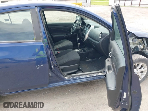 2019 Nissan Versa SV z VIN 3N1CN7AP7KL809443, wystawiony jako IAAI lot #42216308 z przebiegiem 101 860 mil mil oraz . Historia ofert i sprzedaży dostępna na DreamBid. Obrazek 5.