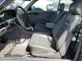 1984 Mercedes-Benz 500 z VIN WDBCA44A6EA018569, wystawiony jako Copart lot #54617005 z przebiegiem 96 009 mil mil oraz Czysty tytuł • Clean title. Historia ofert i sprzedaży dostępna na DreamBid. Obrazek 7.