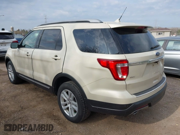 2018 Ford Explorer XLT z VIN 1FM5K8D8XJGB48238, wystawiony jako IAAI lot #42134728 z przebiegiem 88 434 mil mil oraz . Historia ofert i sprzedaży dostępna na DreamBid. Obrazek 3.