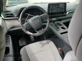 2024 Toyota Sienna LE z VIN 5TDBRKEC7RS187146, wystawiony jako Copart lot #56322655 z przebiegiem 21 611 mil mil oraz Szkoda całkowita • Salvage title. Historia ofert i sprzedaży dostępna na DreamBid. Obrazek 8.