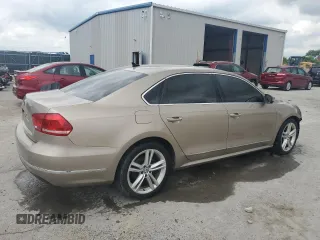 2015 Volkswagen Passat SEL Premium z VIN 1VWCV7A3XFC030563, wystawiony jako Copart lot #56851175 z przebiegiem 217 343 mil mil oraz Szkoda całkowita • Salvage title. Historia ofert i sprzedaży dostępna na DreamBid. Obrazek 3.