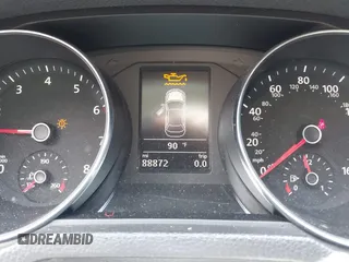 2016 Volkswagen Passat S z VIN 1VWAT7A33GC056162, wystawiony jako IAAI lot #42476725 z przebiegiem 88 872 mil mil oraz . Historia ofert i sprzedaży dostępna na DreamBid. Obrazek 16.