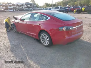 2018 Tesla Model S 75D z VIN 5YJSA1E20JF277384, wystawiony jako IAAI lot #42680941 z przebiegiem 50 464 mil mil oraz . Historia ofert i sprzedaży dostępna na DreamBid. Obrazek 3.