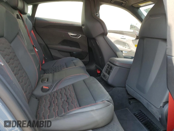 2022 Audi RS e-tron GT z VIN WAUAHBFWXN7900677, wystawiony jako Copart lot #72972794 z przebiegiem 10 839 mil mil oraz Szkoda całkowita • Salvage title. Historia ofert i sprzedaży dostępna na DreamBid. Obrazek 10.