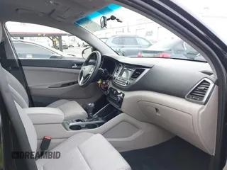 2017 Hyundai Tucson SE z VIN KM8J23A49HU528900, wystawiony jako IAAI lot #42368510 z przebiegiem 58 314 mil mil oraz . Historia ofert i sprzedaży dostępna na DreamBid. Obrazek 5.