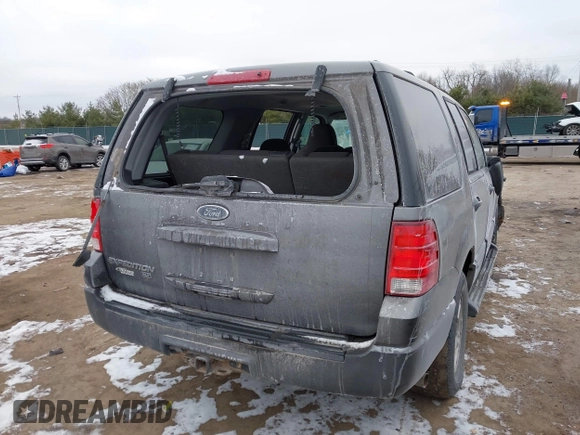 2004 Ford Expedition Special Service with VIN 1FMPU16L74LB40928, listed as a IAAI auction lot 41235243 with 233,942 mi miles. Bid and sale history available at carsss.com. Image 4.