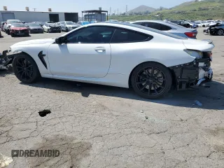 2020 BMW M8 z VIN WBSAE0C04LCD59061, wystawiony jako Copart lot #48002453 z przebiegiem 13 384 mil mil oraz . Historia ofert i sprzedaży dostępna na DreamBid. Obrazek 2.