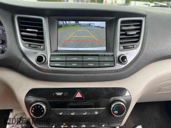 2018 Hyundai Tucson SEL z VIN KM8J33A40JU676727, wystawiony jako Copart lot #87532055 z przebiegiem 128 554 mil mil oraz Czysty tytuł • Clean title. Historia ofert i sprzedaży dostępna na DreamBid. Obrazek 9.