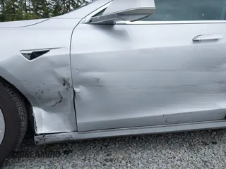 2017 Tesla Model S 60 z VIN 5YJSA1E11HF217633, wystawiony jako IAAI lot #42586913 z przebiegiem 152 987 mil mil oraz . Historia ofert i sprzedaży dostępna na DreamBid. Obrazek 6.