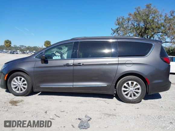 2017 Chrysler Pacifica Touring L z VIN 2C4RC1BG2HR741427, wystawiony jako IAAI lot #41299887 z przebiegiem 69 219 mil mil oraz . Historia ofert i sprzedaży dostępna na DreamBid. Obrazek 14.
