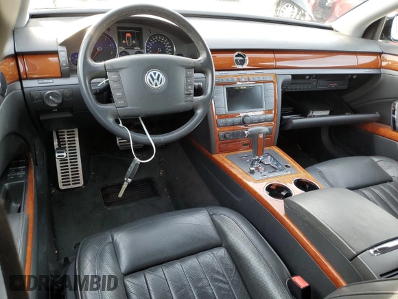 2006 Volkswagen Phaeton z VIN WVWAF03D268002733, wystawiony jako Copart lot #44980475 z przebiegiem 90 539 mil mil oraz Czysty tytuł • Clean title. Historia ofert i sprzedaży dostępna na DreamBid. Obrazek 8.